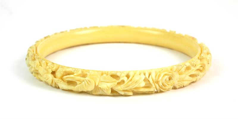 KOSTĚNÝ  ŘEZBOVANÝ  NÁRAMEK