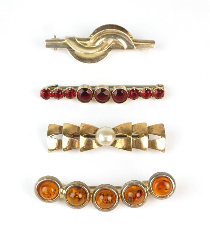 Čtyři stříbrné brože