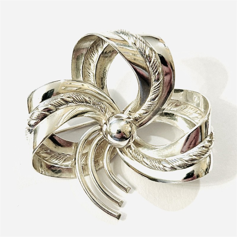 Stříbrná art-deco brož "mašle"