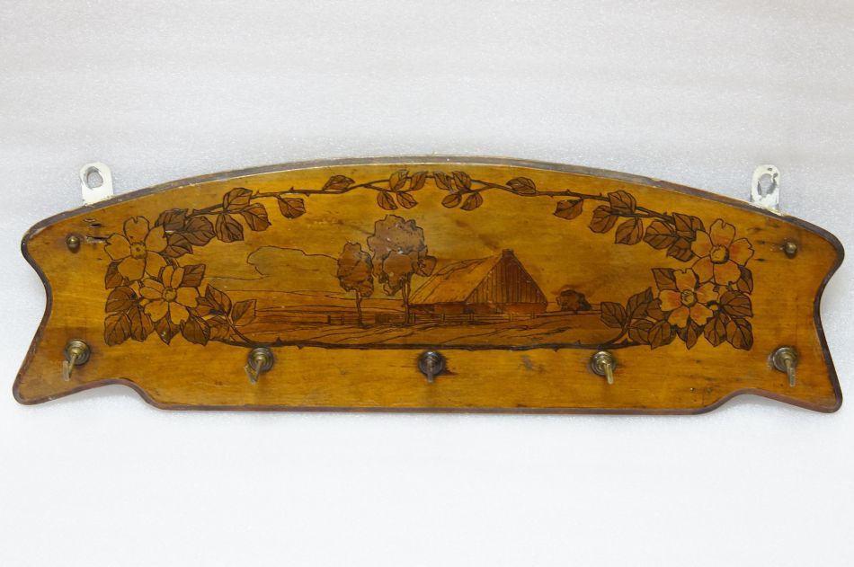 Secesní závěsný věšák s  obrázkem krajinky