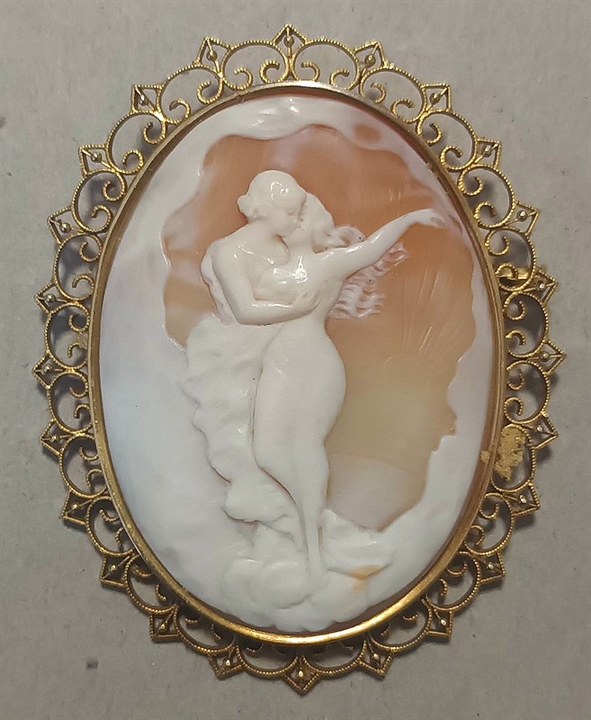 Velká kamej ve zlatém rámečku.