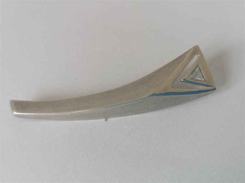 Moderní stříbrná brož