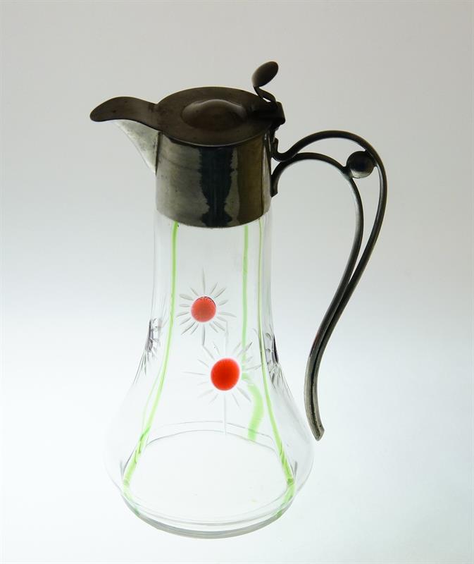 Půvabná secesní konvička v kovové montáži