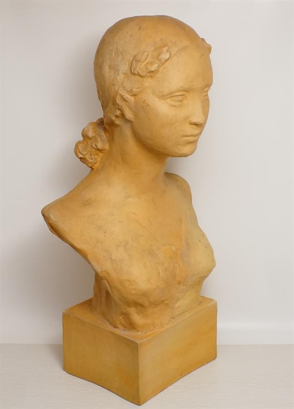 Busta mladé dívky, pálená hlína - terakota Karel LIDICKÝ