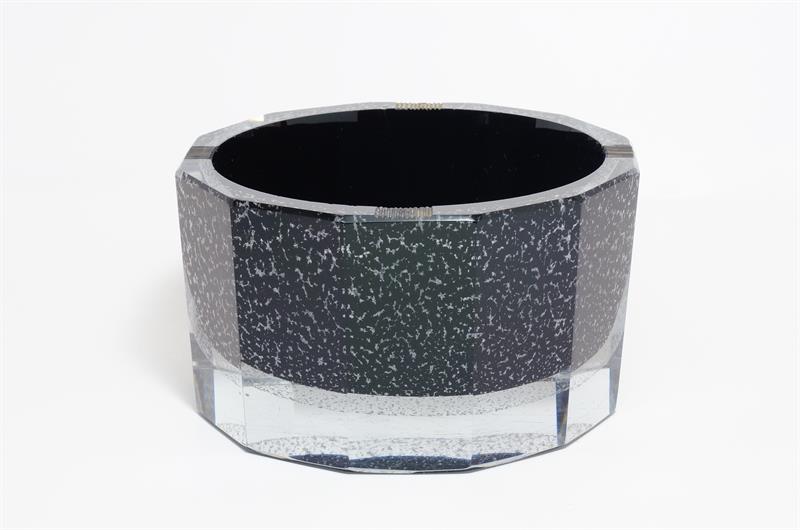 Broušený popelník s manganovým jádrem a zataveným dekorem