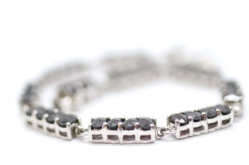 Stříbrný náramek s almandiny