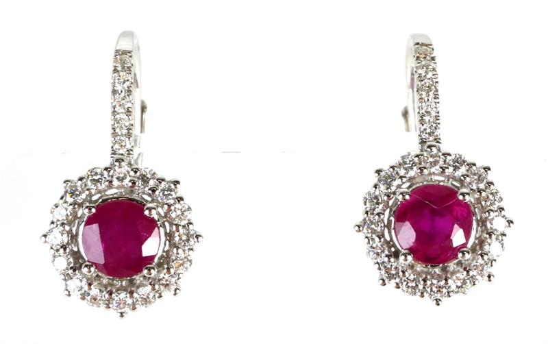 Zlaté náušnice s rubínem a brilianty