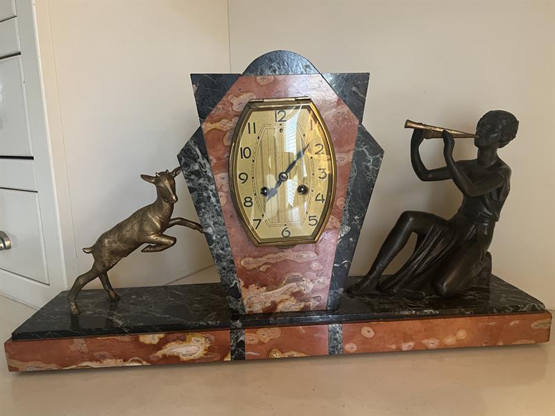 Art-deco Mramorové hodiny s  plastikou ženy