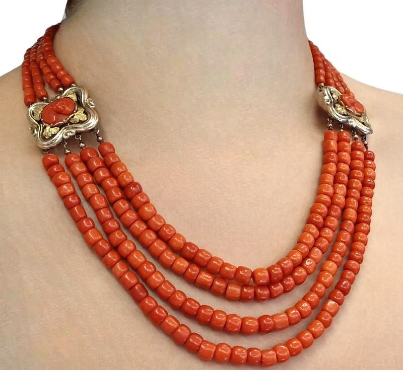 Čtyřřadý korálový náhrdelník se zlatými aplikacemi