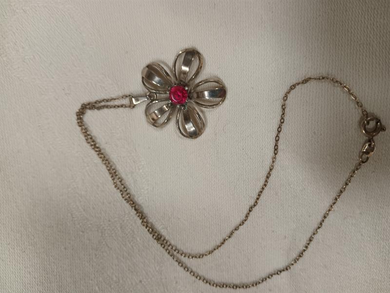 Náhrdelník - kytička s červeným kamenem stříbro