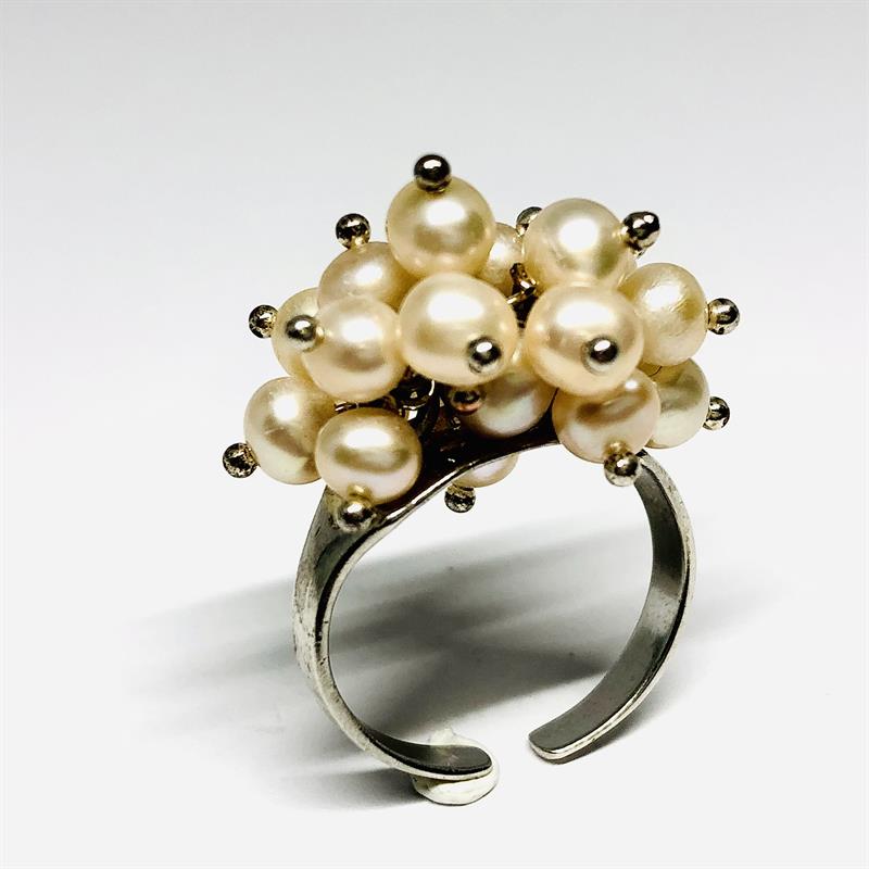 Stříbrný prsten s perličkami