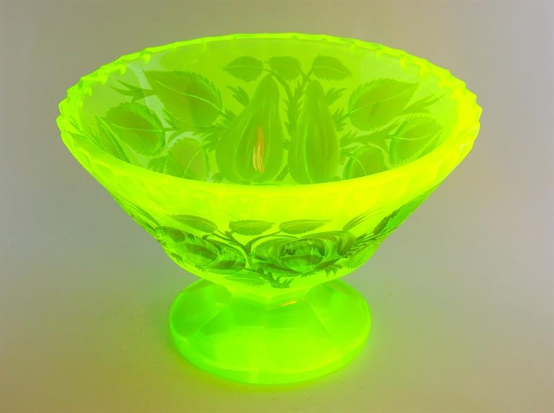 Nástolec styl Art-Deco uranové sklo, rytý dekor Plody léta