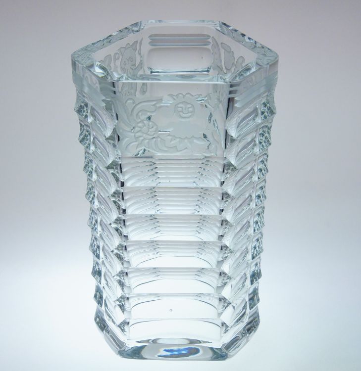 Celobroušená masivní  ART - DECO váza s figurálním reliéfem