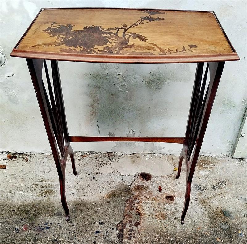 Bohatě intarzovaný stolek  Louis Majorelle