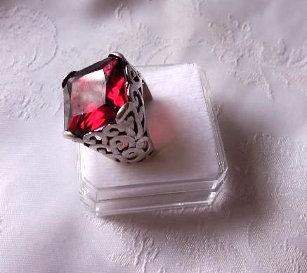 Prsten s červeným kamenem