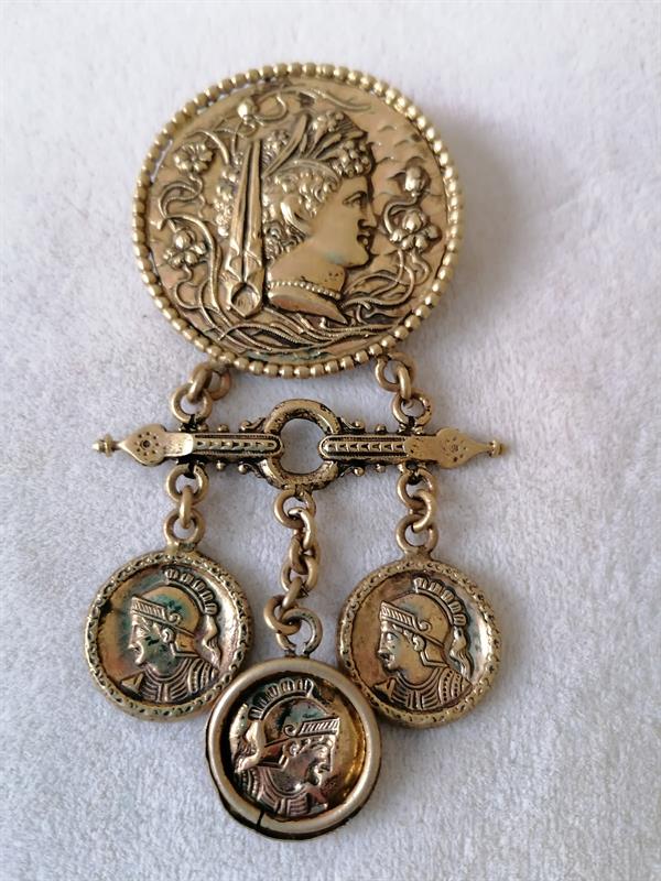 Brož v antickém stylu