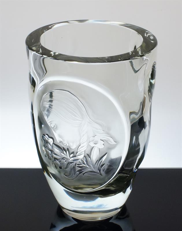 Celobroušená váza s medailonem dívka s květy Božetěch MEDEK