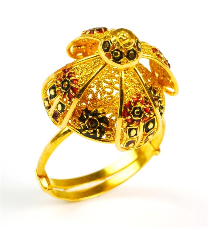 Zlatý prsten se smalty