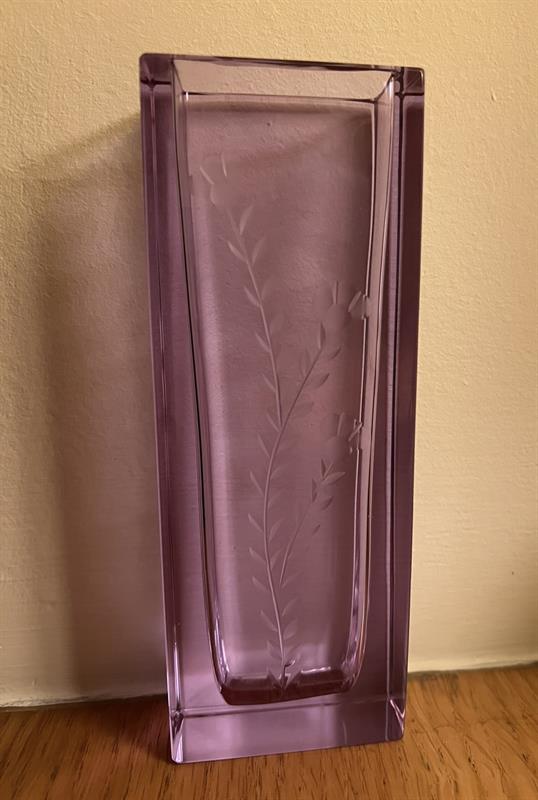 Váza s čirého skla alexandrit