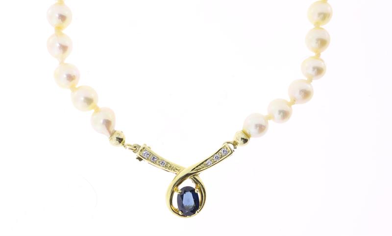 Elegantní zlatý náhrdelník se safírem a barokními perlam