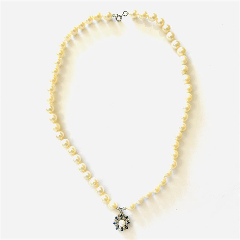 Zlatý perlový náhrdelník s modrými safíry