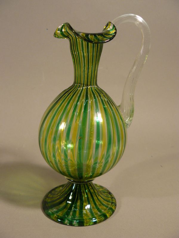 Džbánek, nitkované sklo