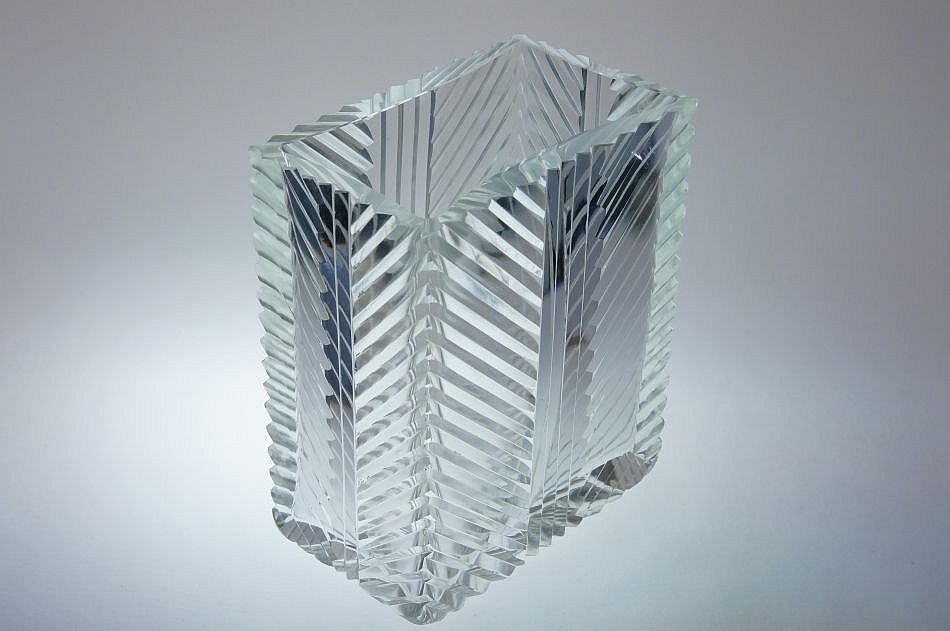 Žardiniera z broušeného čirého skla s geometrickým dekorem