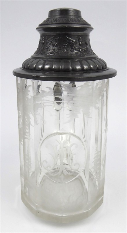 Korbel s rytinou  jelena na pasece