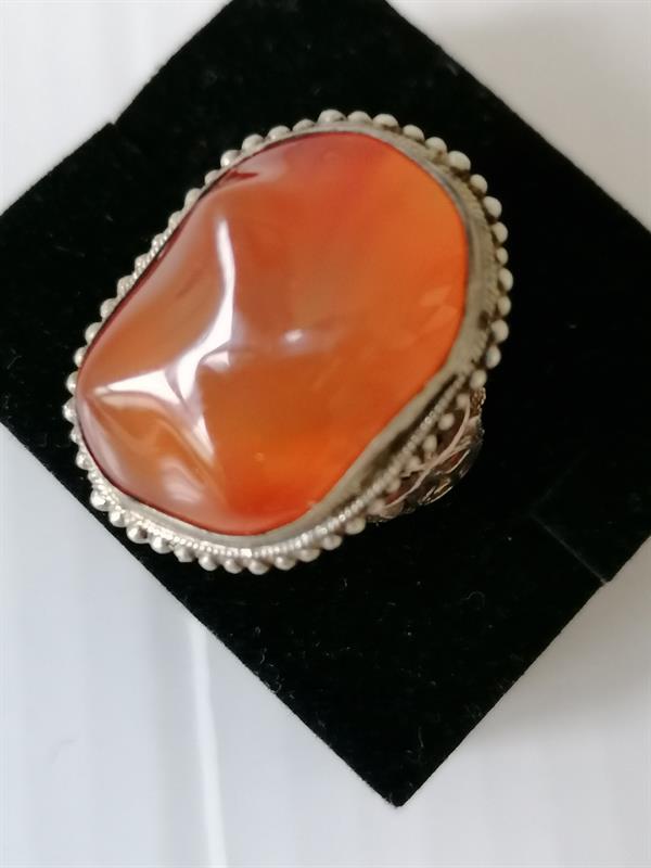 Stříbrný prsten s karneolem