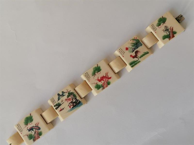 Náramek s miniaturami kreseb na kosti