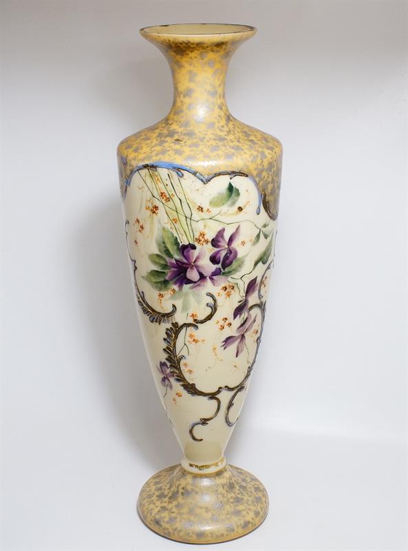 Váza z opálového skla, malovaný dekor fialek konec 19. stol