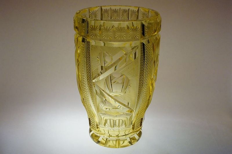 Neobvyklá velká broušená váza z citrínového skla ve stylu ART - DECO