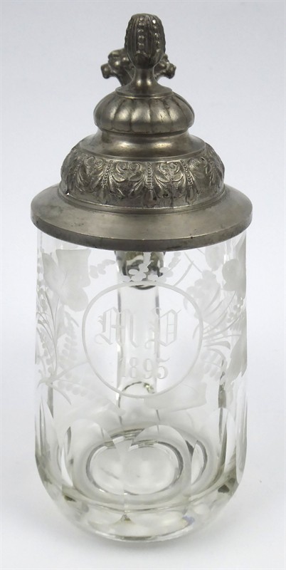 Korbel z roku 1895 s listy a monogramem