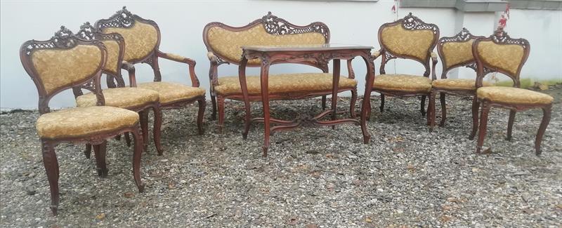 Sezení v rokokovém stylu