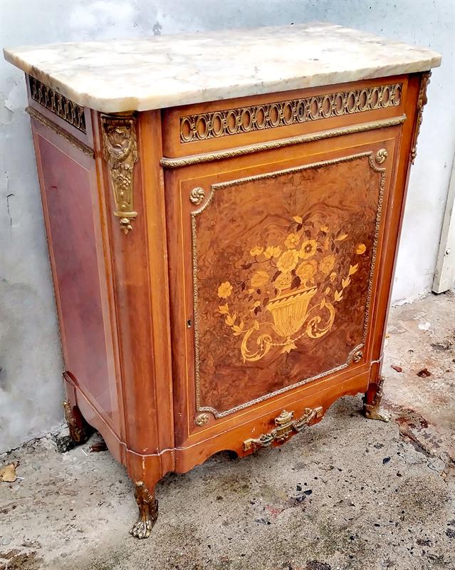 Bohatě intarzovana skříňka s mramorem