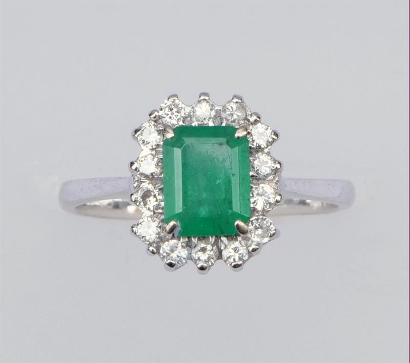 Zlatý prsten se smaragdem a diamanty