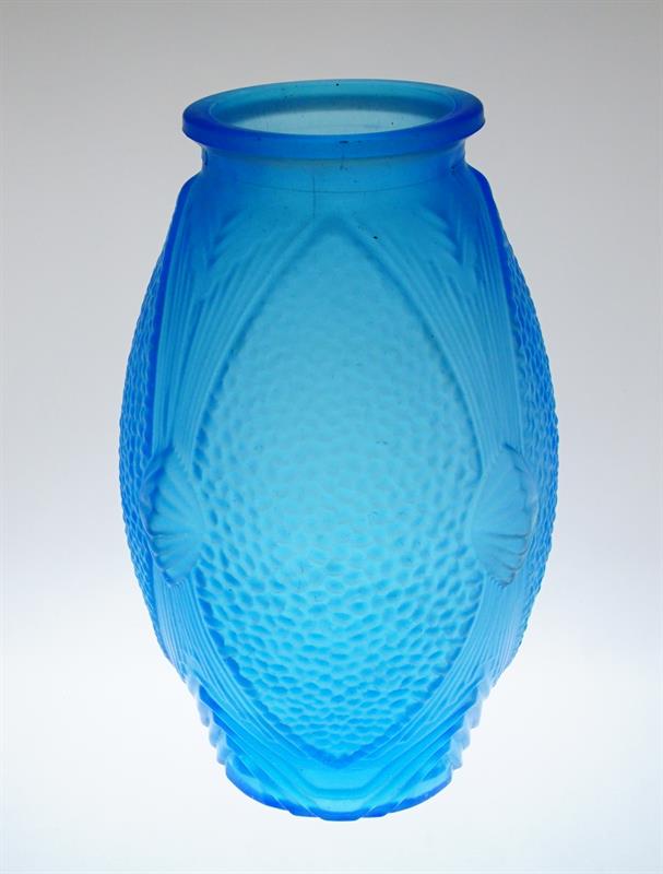 Větší secesní váza z matovaného akvamarínového skla