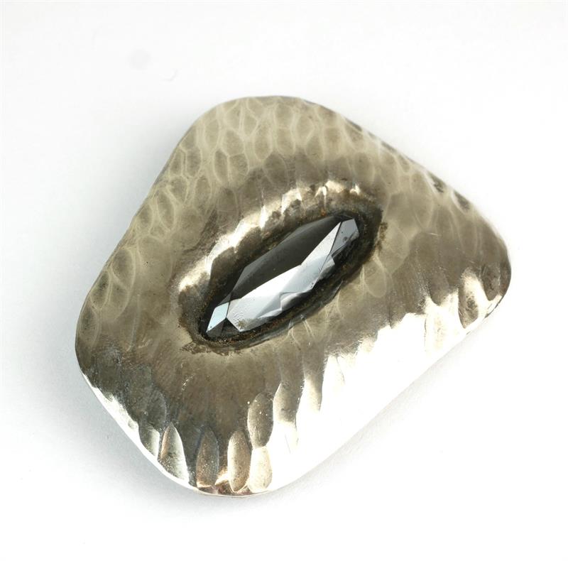 Stříbrná brož s černým kamenem