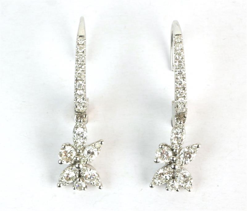 Zlaté náušnice ve tvaru stylizované květiny s brilianty