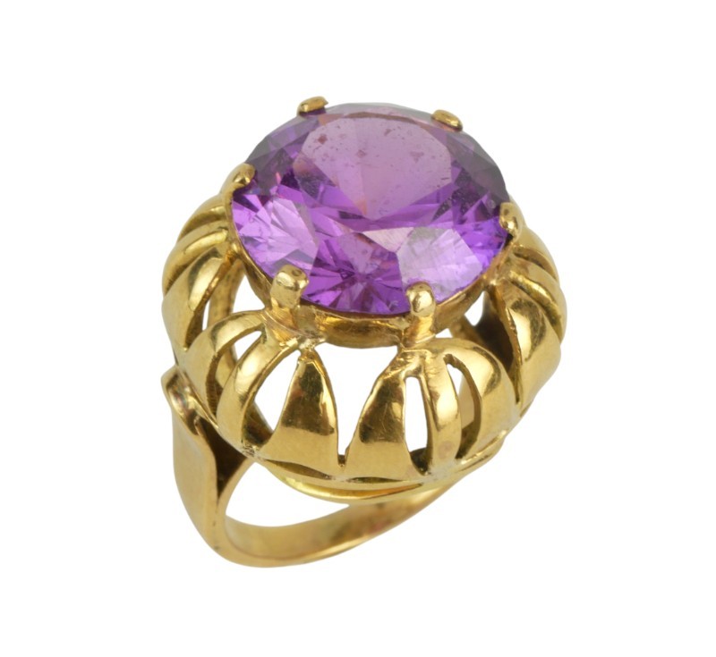 Zlatý prsten s růžovým kamenem