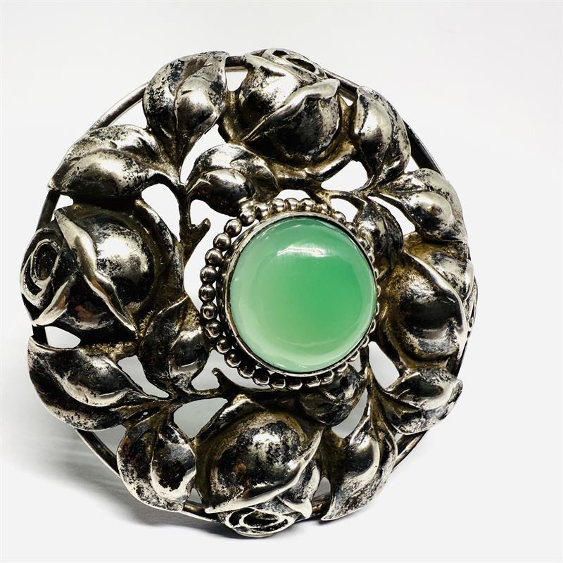 Stříbrná prvorepubliková brož s chrysoprasem