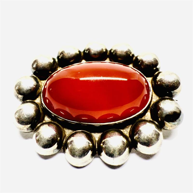 Výrazná stříbrná brož s karneolem