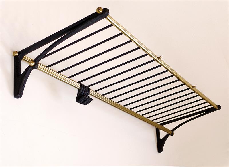 Nástěnný věšák s policí.