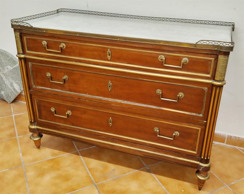 Francouzská komoda ve stylu Ludvíka XVI