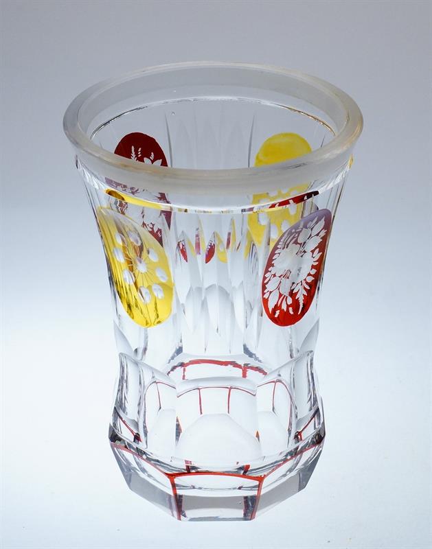 Sklenice ryté medailony amber a rubín, období Biedermeier