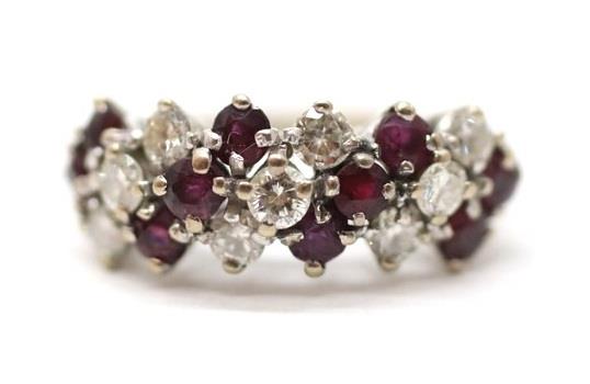 Zlatý prsten s diamanty a rubíny