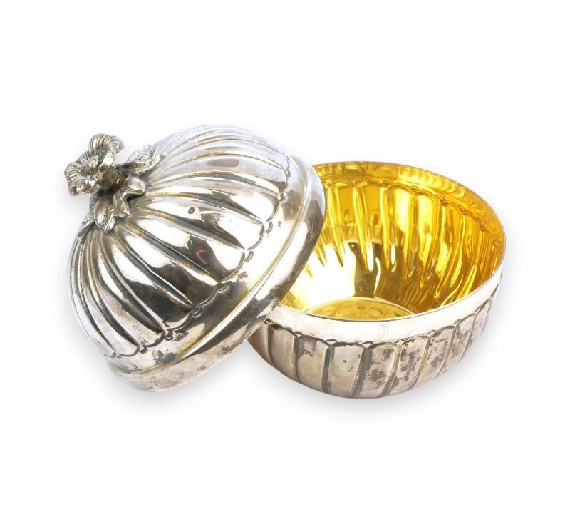 Stříbrná dóza s víkem