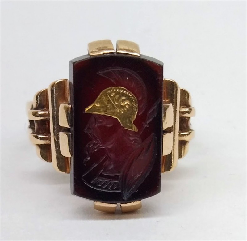 Zlatý prsten s intaglií v onyxu