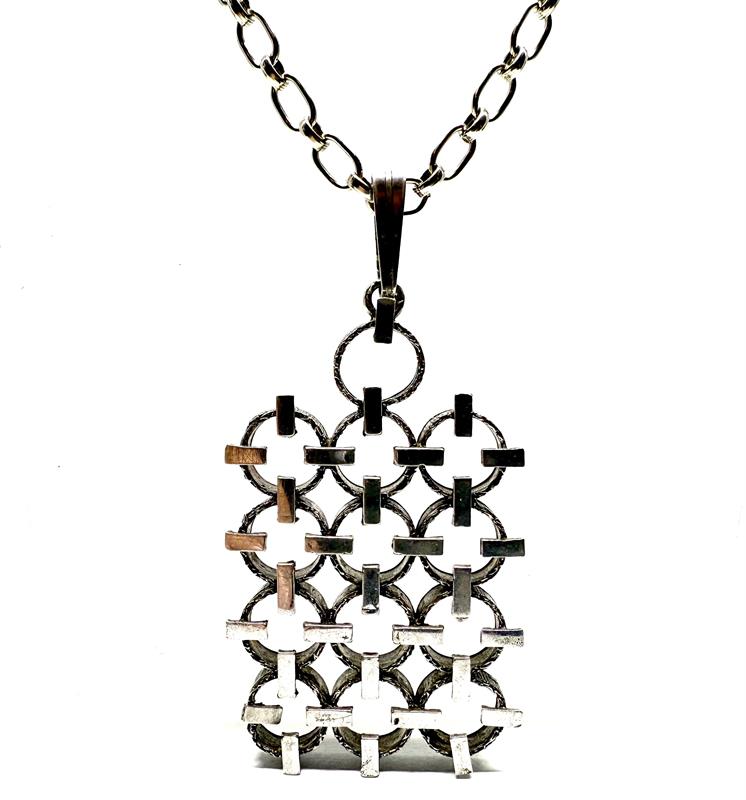 Stříbrný náhrdelník s designovým závěsem