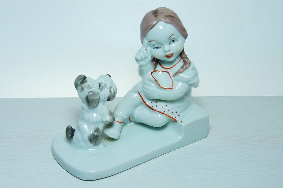 Holčička si hraje s pejsem, figurální porcelán ze 30tých let
